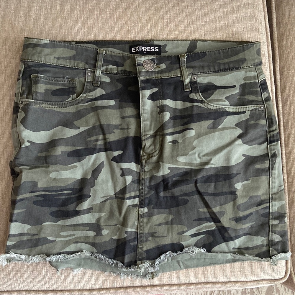 Express camo mini skirt